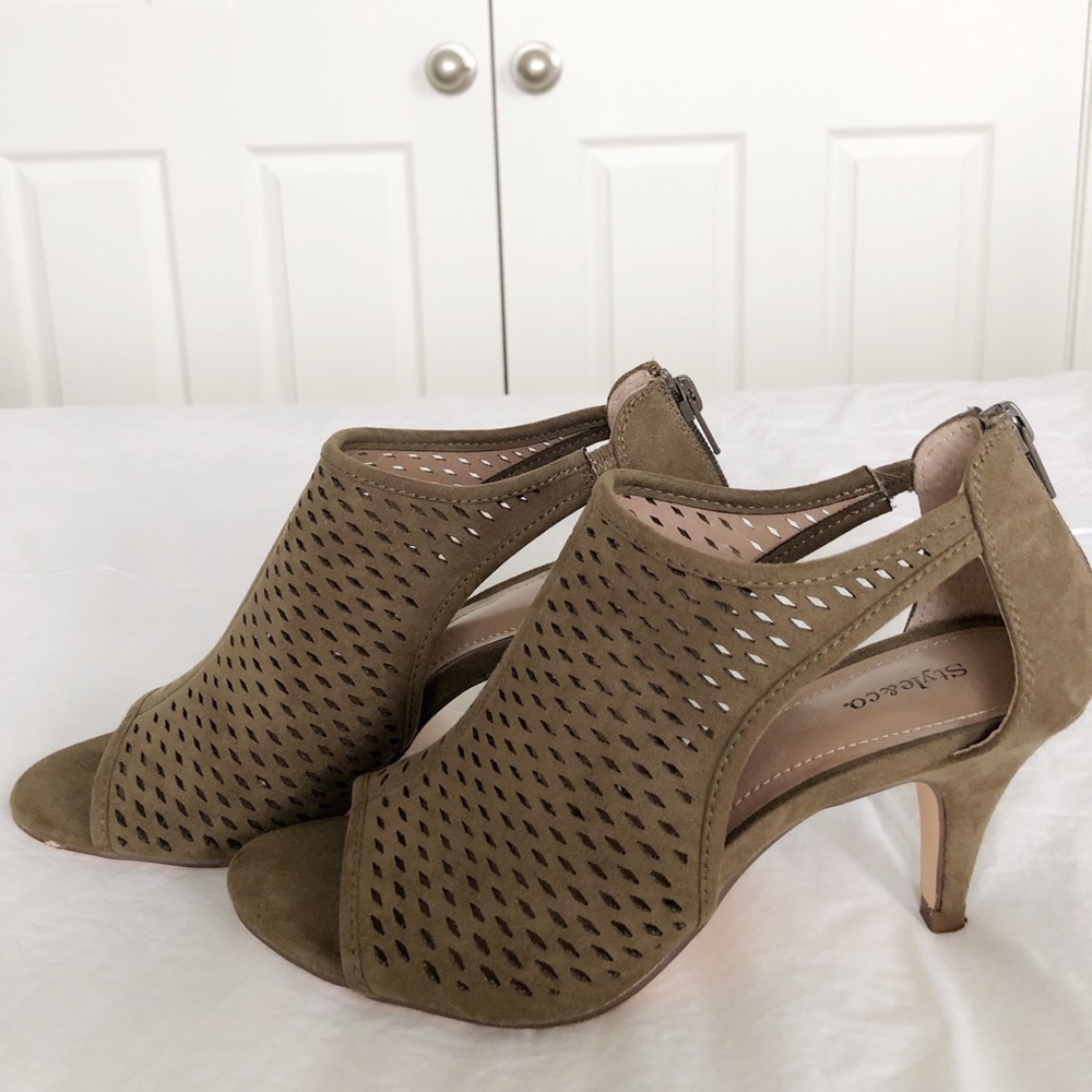 Style & Co. Women’s Haddiee Open Toe Classic Pumps